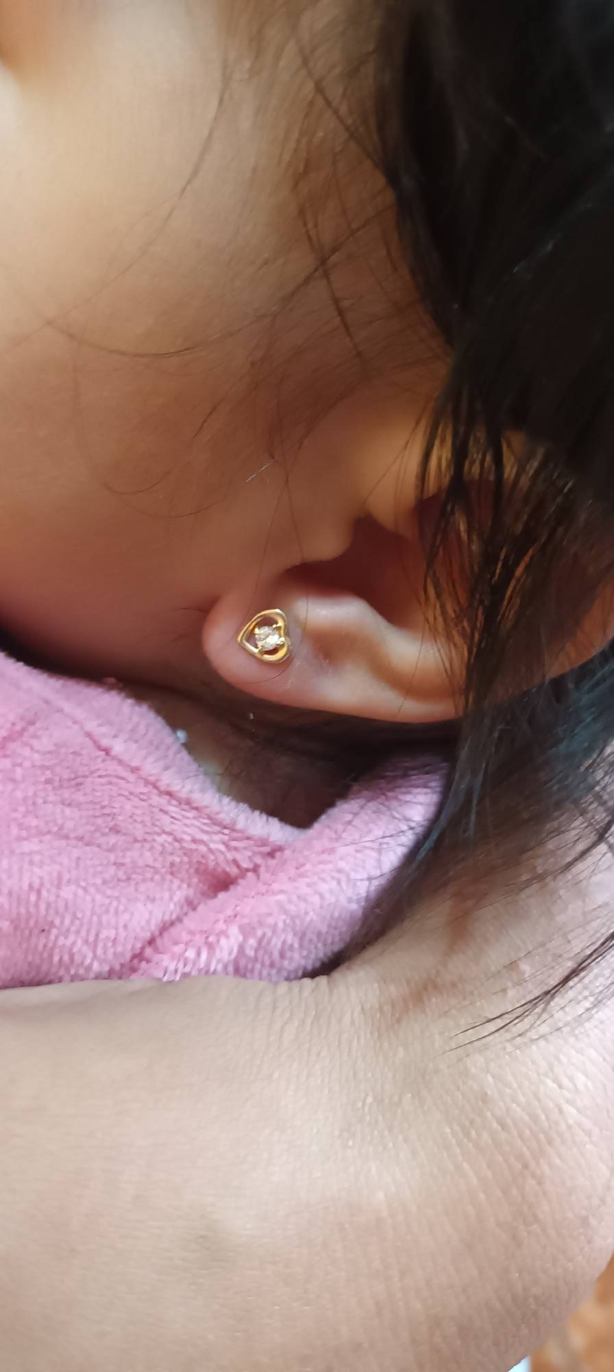 Bebé con aro corazón de oro