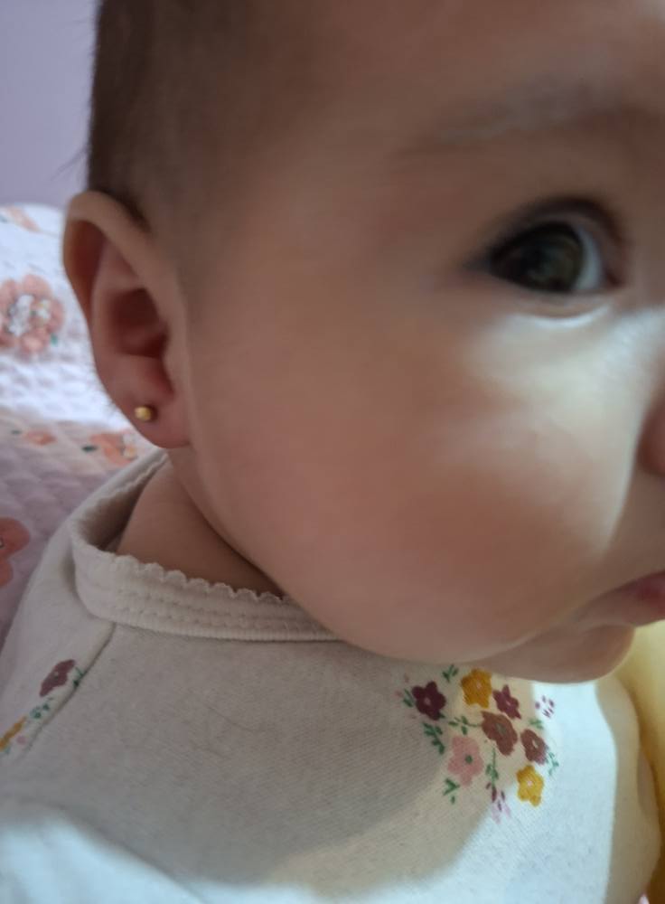 Bebé con aro dorado