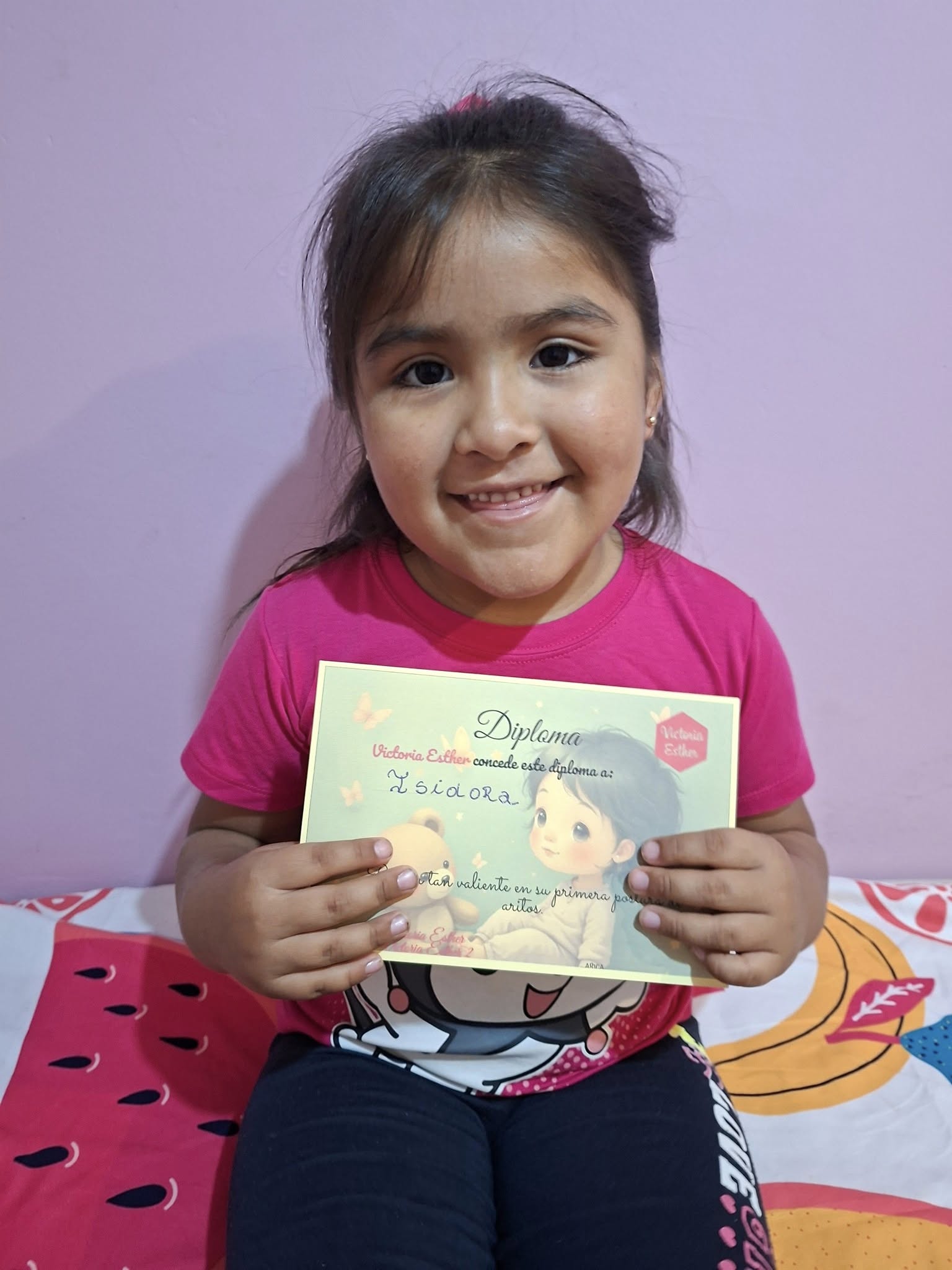 Niña con su diploma