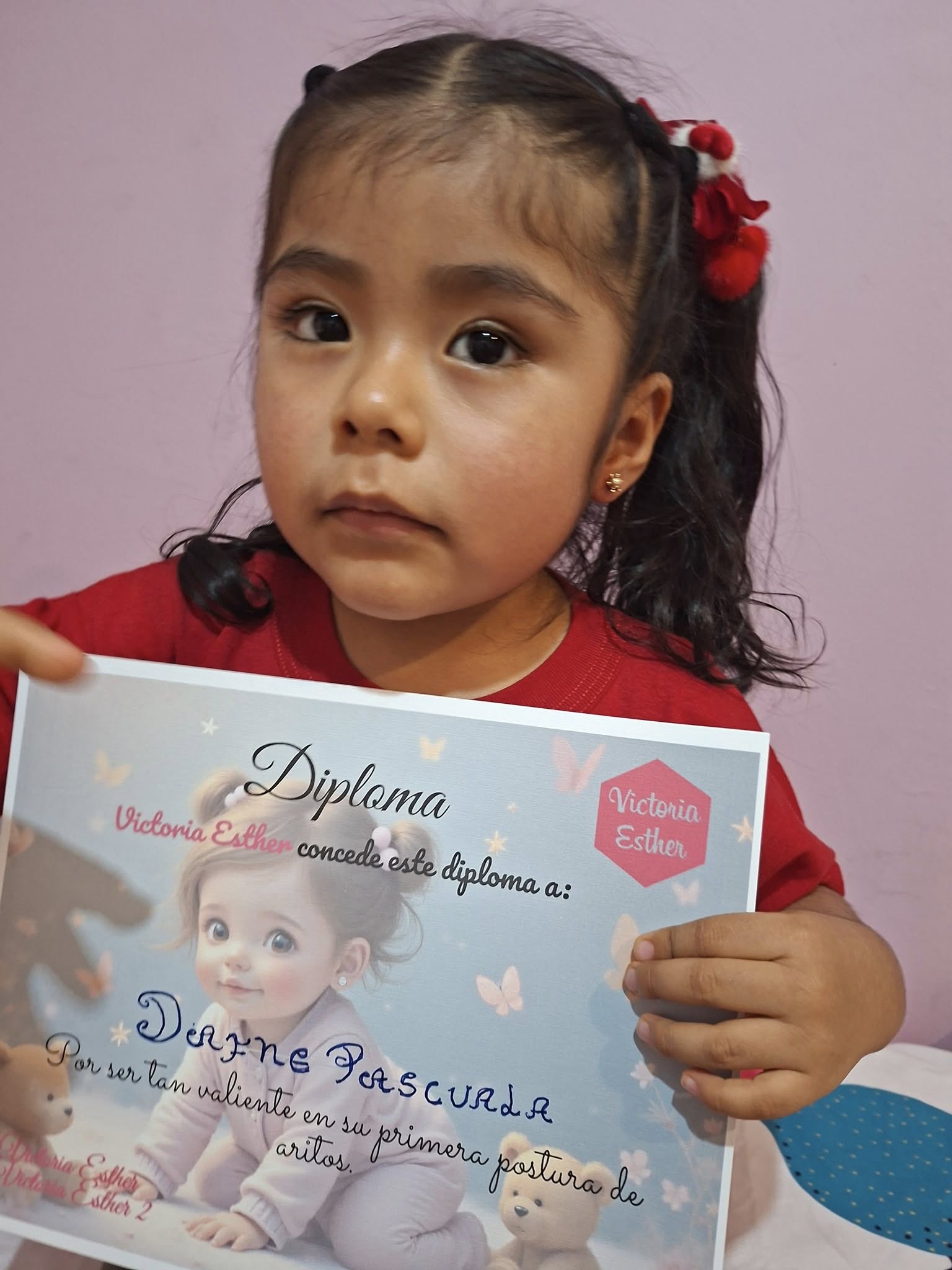 Niña orgullosa con diploma Victoria Esther