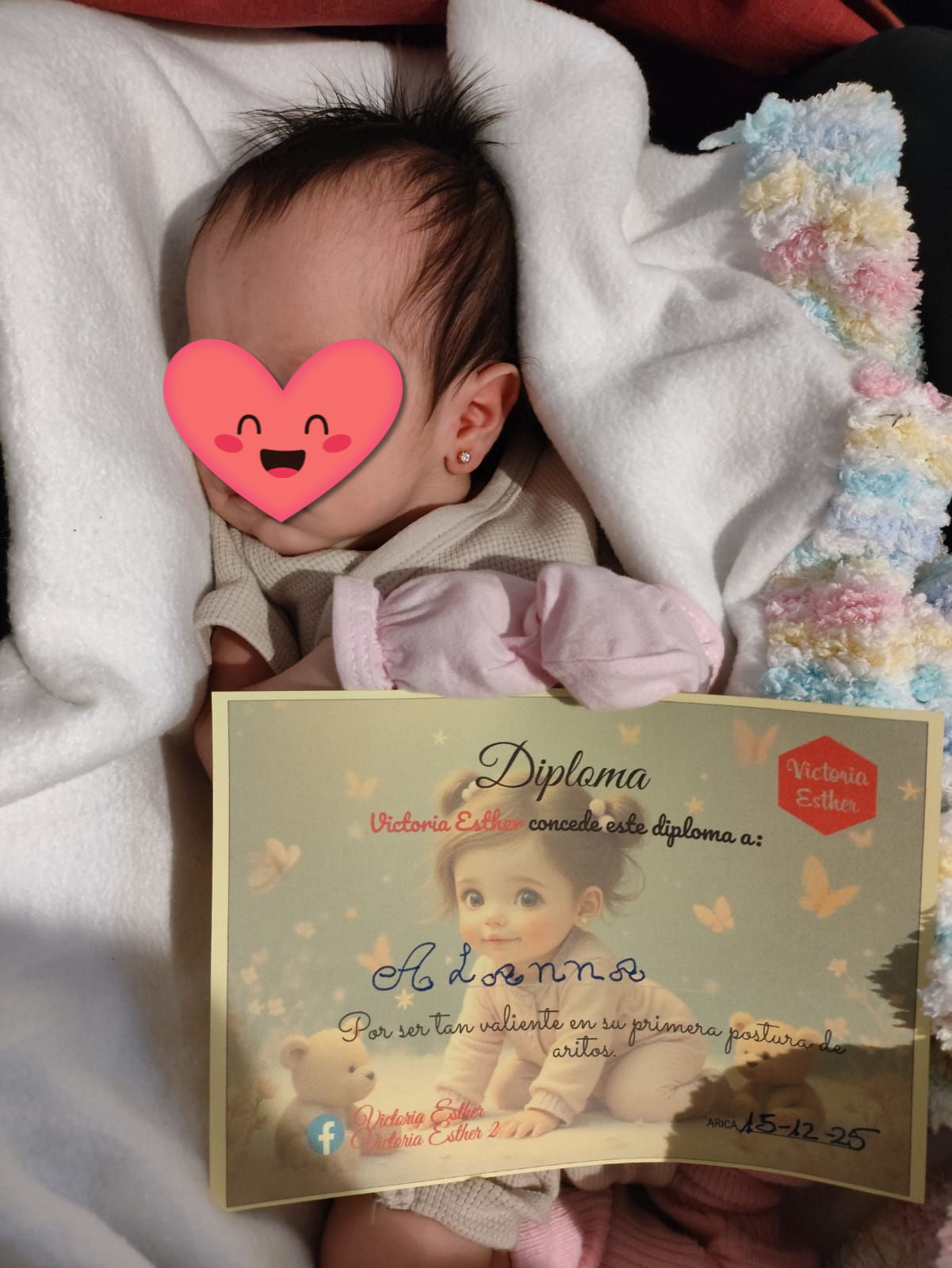 Bebé recién nacida con diploma