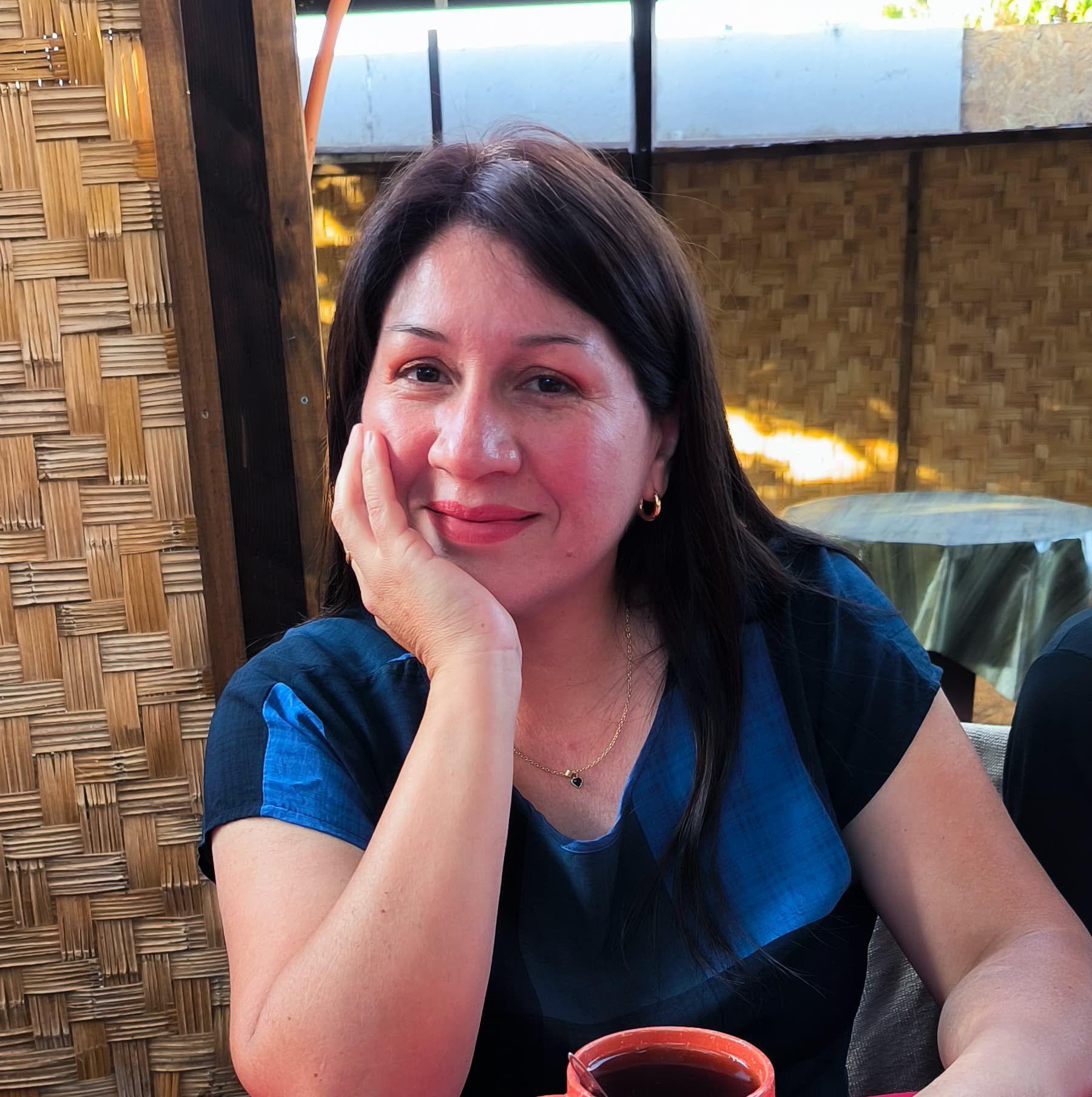 Victoria Esther — Paramédico especialista en postura de aros